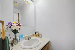 58-60 Beverly Ln, Springfield, MA 01151 - Photo 10