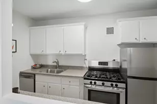 2 Hawthorne Pl, Boston, MA 02114 - Photo 8