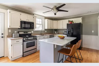 21 Trask St, Danvers, MA 01923 - Photo 2
