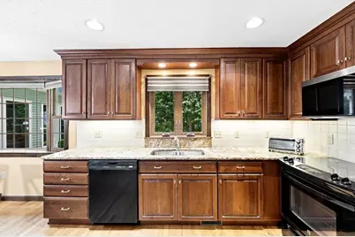 76 Mohawk Dr, Longmeadow, MA 01106 - Photo 10