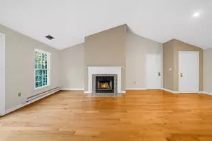 28 Essex Green Ln, Peabody, MA 01960 - Photo 4