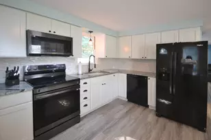 79 Lorchris St, Leominster, MA 01453 - Photo 4