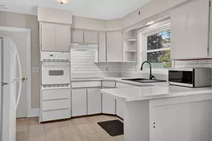 221 Rochambeau St, New Bedford, MA 02745 - Photo 8