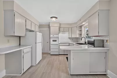 221 Rochambeau St, New Bedford, MA 02745 - Photo 6