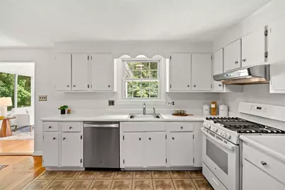 21 Freeport Dr, Burlington, MA 01803 - Photo 10