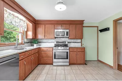 17 Breton Ln, Holyoke, MA 01040 - Photo 10