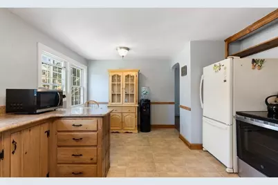 34 Heather St, Beverly, MA 01915 - Photo 4