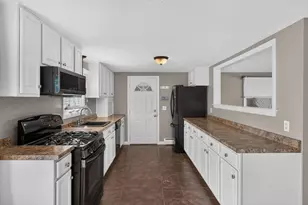 165 Swansom Rd, Swansea, MA 02777 - Photo 12