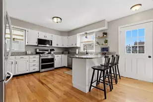 22 Myrtle St, Beverly, MA 01915 - Photo 4