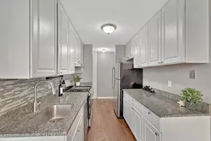 22 Shrewsbury Green Dr, Shrewsbury, MA 01545 - Photo 2