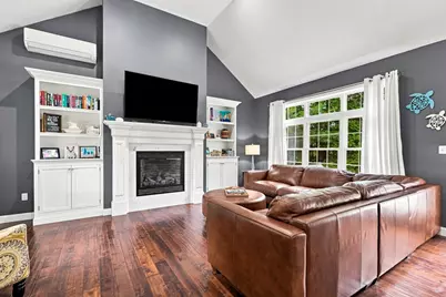 8 Mellen St, Hopedale, MA 01747 - Photo 4