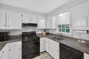 13 Old Meetinghouse Green, Norton, MA 02766 - Photo 4