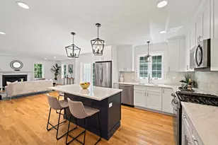 4 Clarendon Cir, Holbrook, MA 02343 - Photo 2