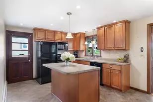 8 Beechwood Dr, Rutland, MA 01543 - Photo 2