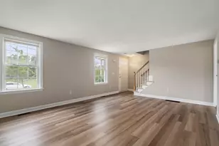 28 Harriet Thayer Dr, Attleboro, MA 02703 - Photo 2