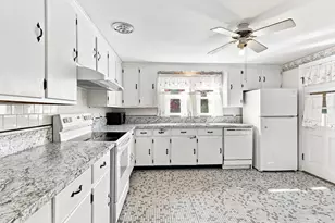 4 Washington St, Milford, MA 01757 - Photo 10