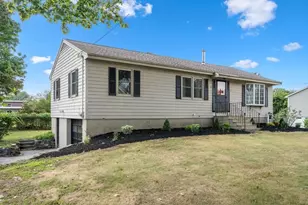 29 Rosedale Ave, North Andover, MA 01845 - Photo 2