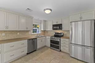 627 Main St, Dunstable, MA 01827 - Photo 10