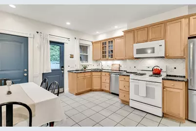 124 Chestnut St #1, Brookline, MA 02445 - Photo 2