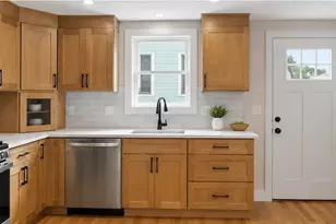 11 Hovey St, Woburn, MA 01801 - Photo 8