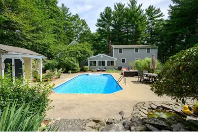 86 Edgewater Dr, Pembroke, MA 02359 - Photo 2