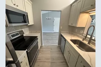32 Maple Crest Cir #I, Holyoke, MA 01040 - Photo 2