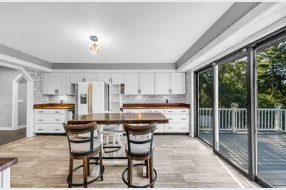10 Robert Dr, Holyoke, MA 01040 - Photo 8