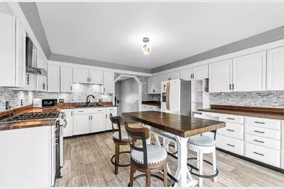 10 Robert Dr, Holyoke, MA 01040 - Photo 6