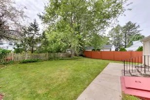 27 Mayflower Cir, Worcester, MA 01606 - Photo 8