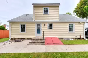 27 Mayflower Cir, Worcester, MA 01606 - Photo 6