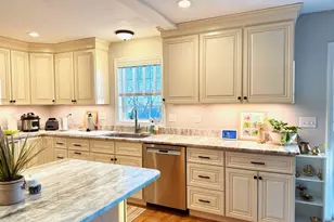 8 Sourwood Cir, Worcester, MA 01605 - Photo 2