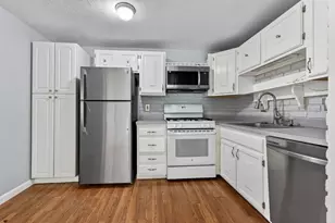 7 Karen Cir, Billerica, MA 01821 - Photo 2