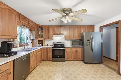 2 Apple Tree Dr, Millbury, MA 01527 - Photo 6