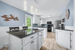 592 Pond St, Franklin, MA 02038 - Photo 8