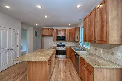 5 Bay Farm Ln, Grafton, MA 01560 - Photo 4