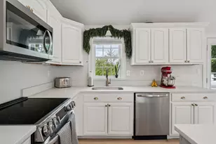 8 Skyview Ln, Woburn, MA 01801 - Photo 4
