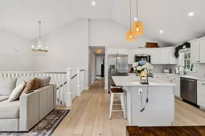 8 Skyview Ln, Woburn, MA 01801 - Photo 2
