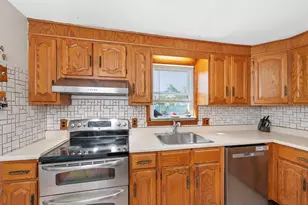 9 Fosters Ln, Wakefield, MA 01880 - Photo 4
