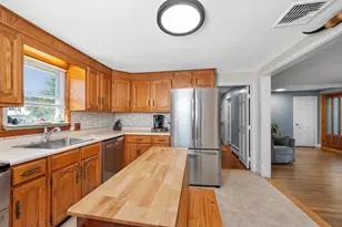 9 Fosters Ln, Wakefield, MA 01880 - Photo 2