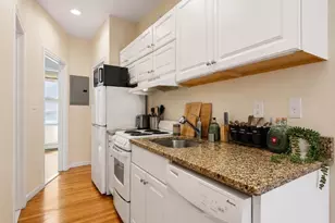 28 Phillips St, Boston, MA 02114 - Photo 4