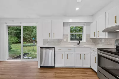 17 Grover St, Beverly, MA 01915 - Photo 8