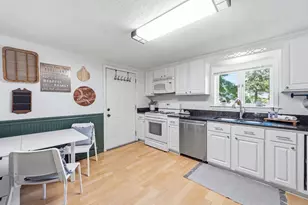 380 Plumtree Rd, Springfield, MA 01118 - Photo 10