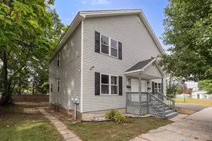 28 Dawes St, Springfield, MA 01109 - Photo 2