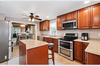 28 Dalton Pl, Springfield, MA 01109 - Photo 2