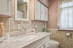 28 Dalton Pl, Springfield, MA 01109 - Photo 8