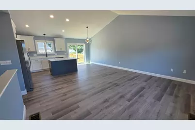 12 Willow St, Chicopee, MA 01020 - Photo 2