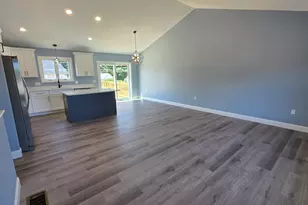 12 Willow St, Chicopee, MA 01020 - Photo 2