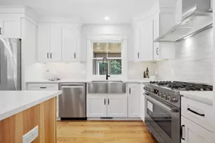 11 Lexington St, Burlington, MA 01803 - Photo 10