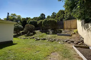 4 Parkway Rd, Medford, MA 02155 - Photo 36