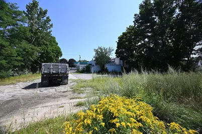 360 Mammoth Rd, Lowell, MA 01854 - Photo 6